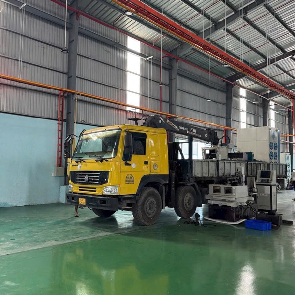 Xe nâng điện 3 tấn di chuyển thùng carton trong nhà xưởng H.Đức Thọ