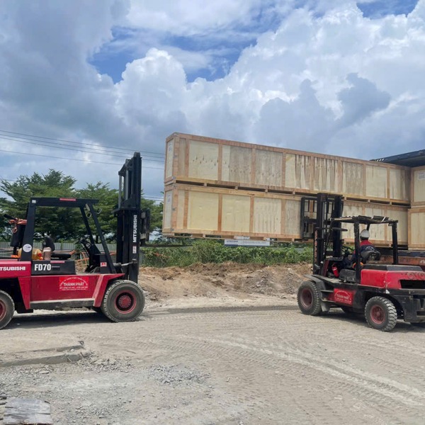 Xe nâng điện vận chuyển hàng hóa tại kho xưởng sạch KKT Vũng Áng