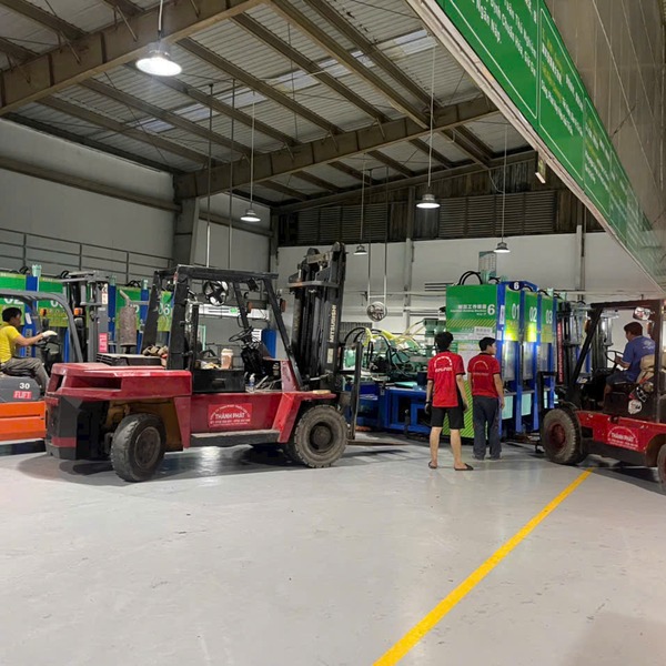 Tài xế chuyên nghiệp vận hành xe nâng tại nhà máy KKT Vũng Áng