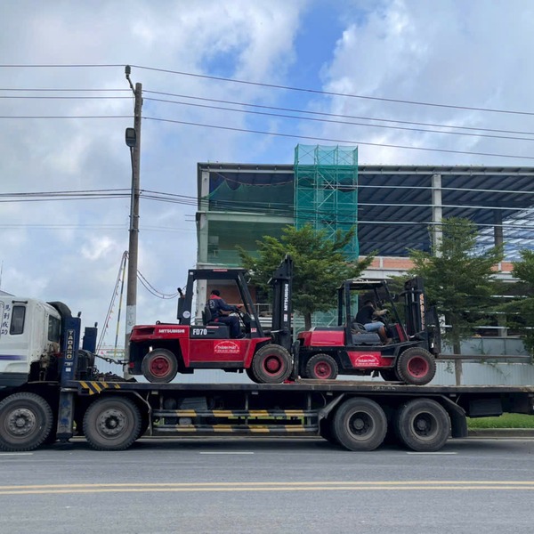 Xe nâng container tải trọng lớn tại cảng biển KKT Vũng Áng