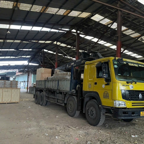 Xe nâng điện 3 tấn vận hành trong kho logistics hiện đại tại H.Đức Thọ