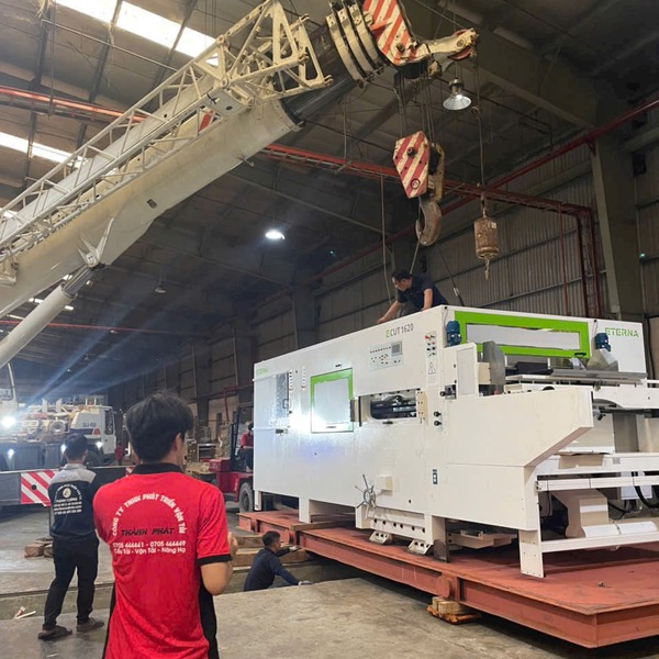 Xe đầu kéo vận chuyển xe nâng dầu 4 tấn đến H.Đức Thọ