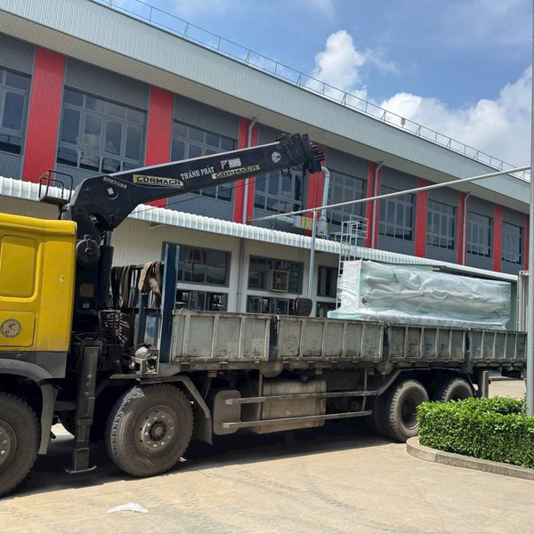 Kỹ thuật viên bảo trì xe nâng tại kho bãi H.Thạch Hà