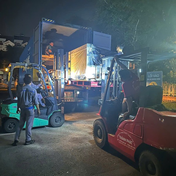 Xe nâng dầu 4 tấn làm việc tại kho hàng H.Thạch Hà