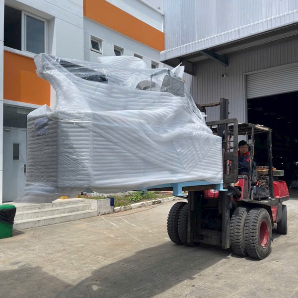 Xe nâng người cao 12m thi công sửa chữa trường học tại H.Hương Sơn