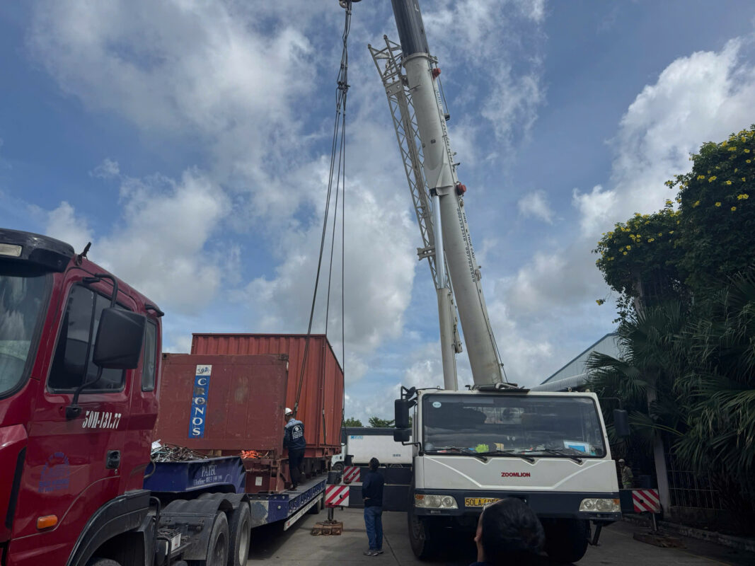 Xe cần cẩu Zoomlion đang thực hiện dịch vụ cẩu container tại công trường xây dựng