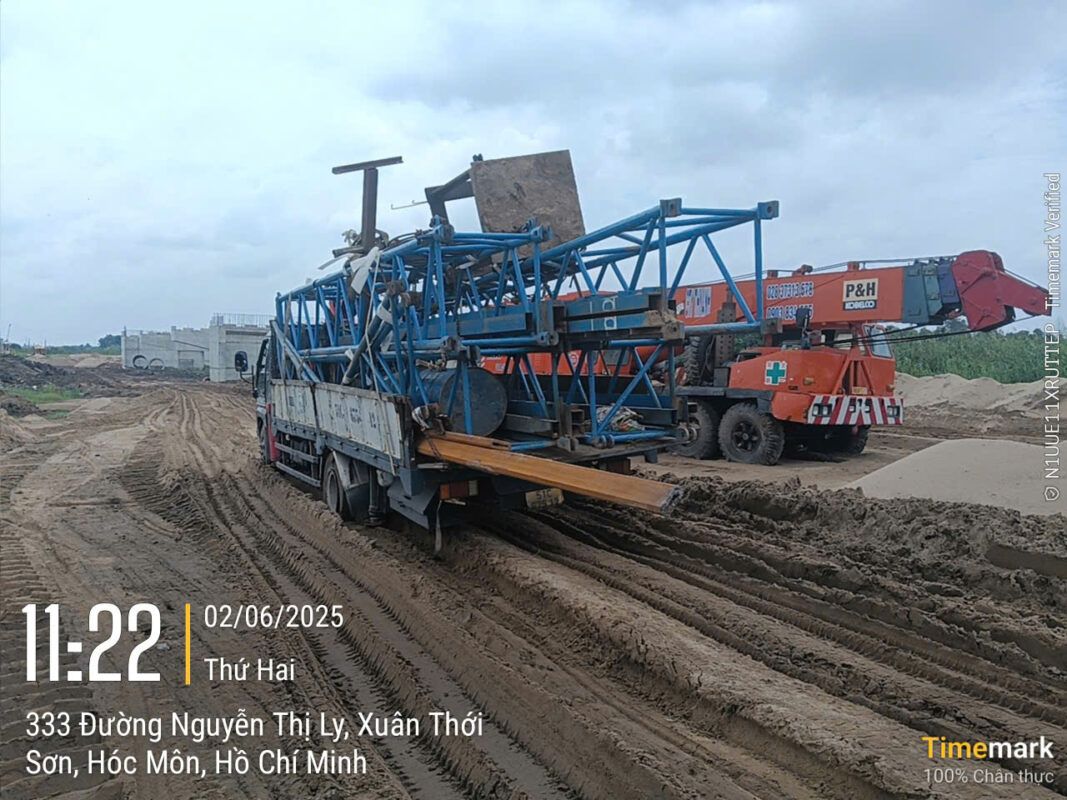 Máy khoan cọc bê tông chuyên dụng đang thi công tại công trường xây dựng Xuân Thới Sơn Hóc Môn